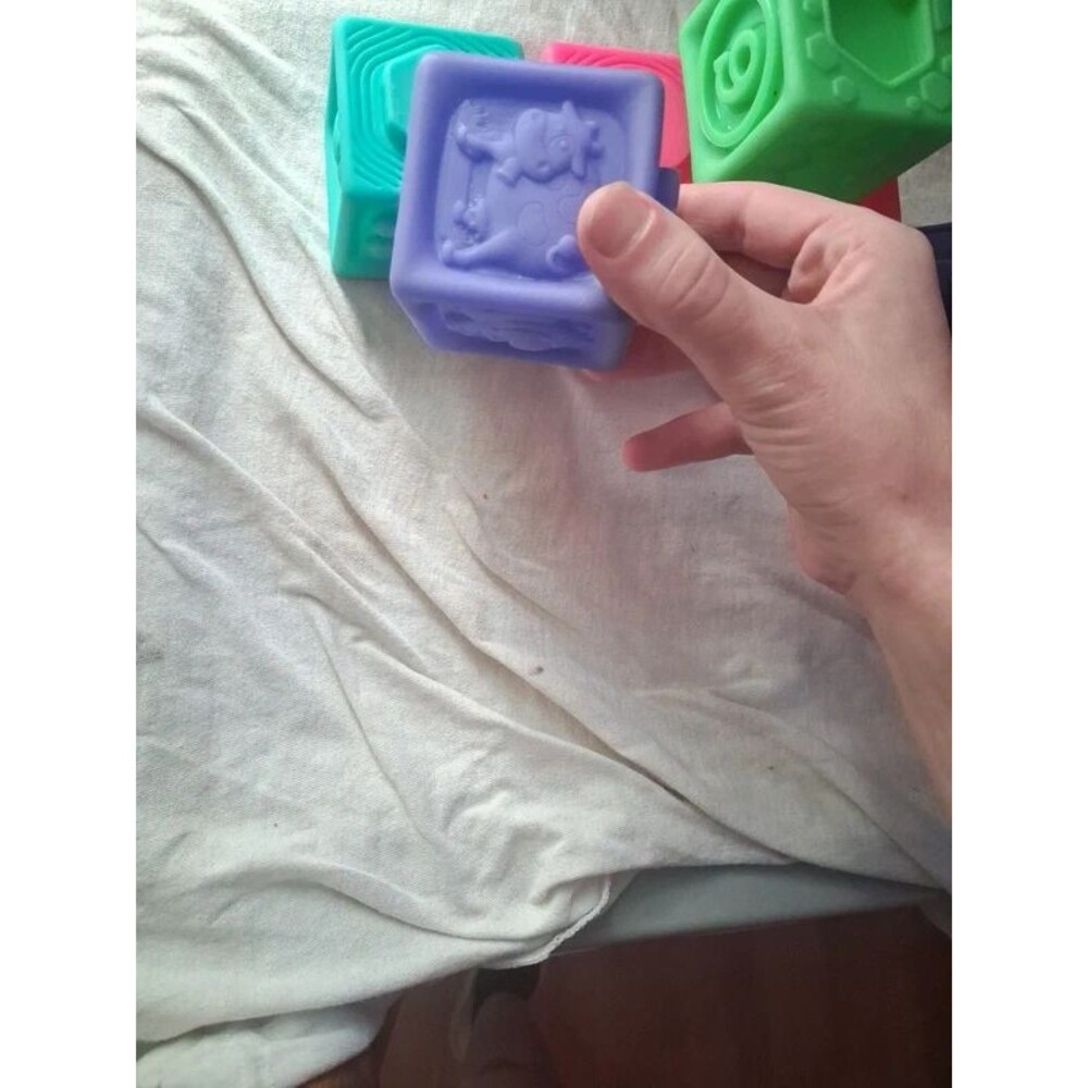 Stacking blocks - Picture 2 of 3